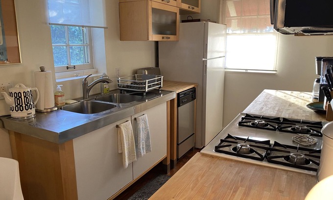 Greater Wilshire - Hancock Park Apartment | Hancock Park Private City Retreat w/Balcony, Shops, Restaurants & Paramount