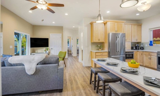 North Star House | Handicap-Friendly 4 BR Downtown