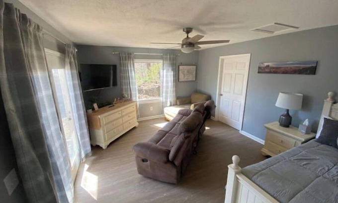 Seneca House | Hanover Haven 3 BR/2 Bath