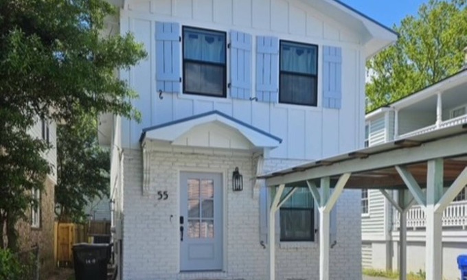Downtown Charleston House | Hanover Hideaway: 4 Bedroom Downtown Charleston Beauty w/Parking