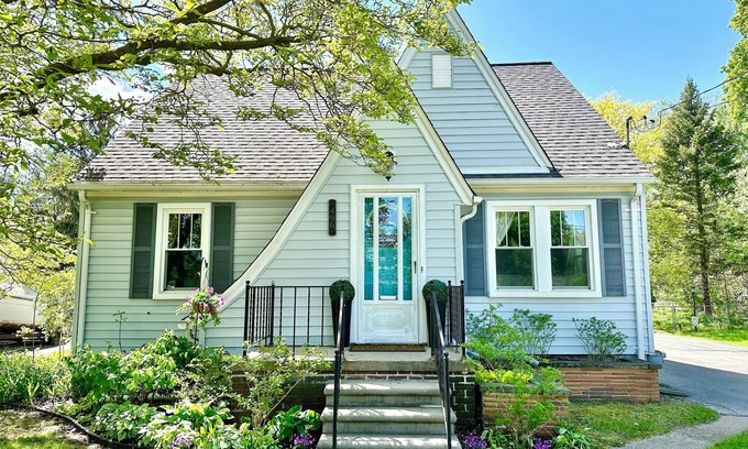 Auburn Hills House | Happy Bungalow. Cozy Historic Charmer- Walk to Town, Parks and Trails!