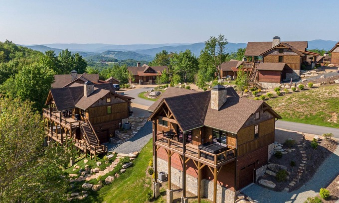 Banner Elk Cabin | Happy Camper - Camp Eagles Nest- pet friendly, fire pit, walk to courts