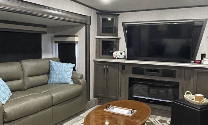 River Ranch House | Happy Glamplng-Stocked RV sleeps 6 w/ golf cart
