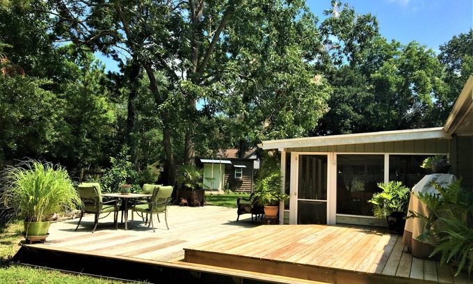 Mount Pleasant House | Happy Haven/Central Mt P/Screen Porch w/bar/Deck/BIG Private Fenced Back Yard