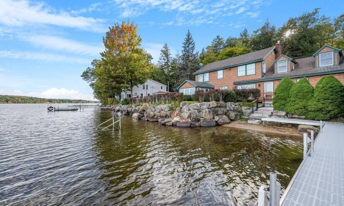 Laconia House | Happy Hours on Lake Winnisquam