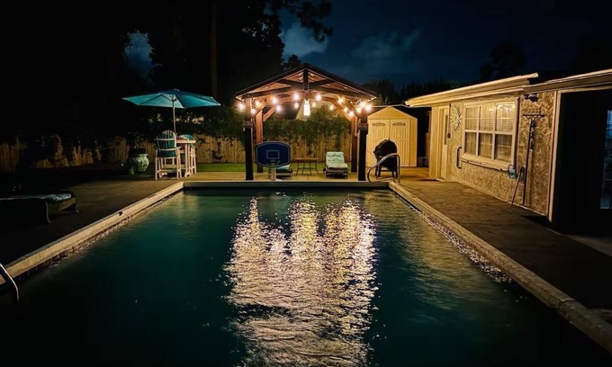 Woodlawn House | Happy OURS 206–Pool-Close to Beach-Sleeps 6