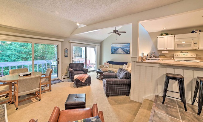 Harbor Springs Condo | Harbor Springs Condo w/Fireplace Near Skiing!