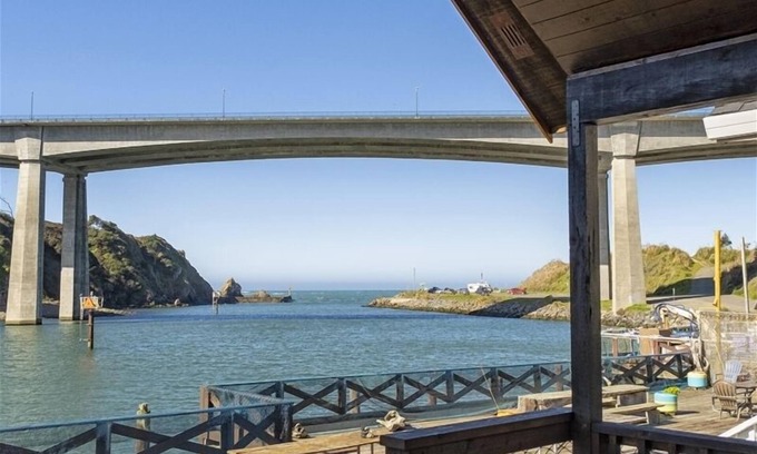 Fort Bragg House | Harbor Watch - World class views of the Pacific ocean and a short walk to the Noyo beach