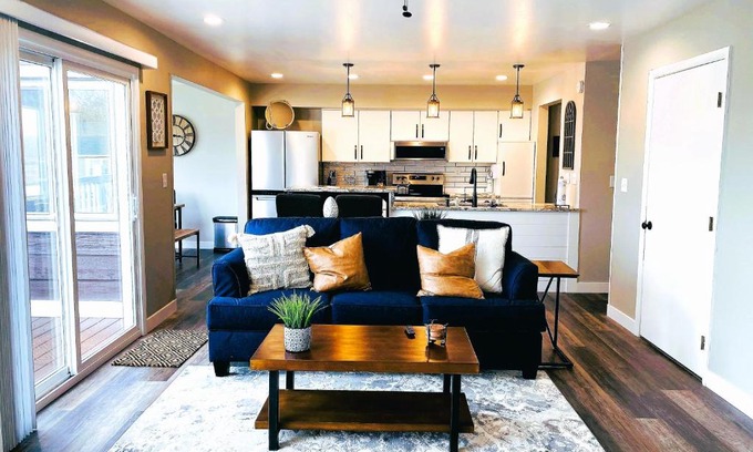 Huron House | Harborview 3-6-8 on Main