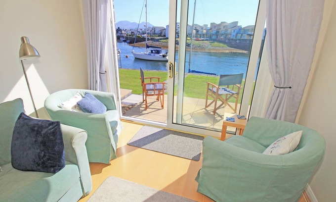 Borth-y-Gest Cottage | HARBOUR ESCAPE, romantic, character holiday cottage in Porthmadog