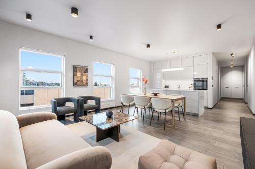 Downtown Apartment | Harbour Lux 3BR & 2BA in the Heart of the City with Free Parking