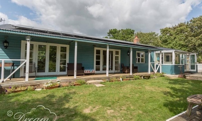Weymouth Cottage | HARBOUR VIEW BUNGALOW, family friendly, with a garden in Weymouth