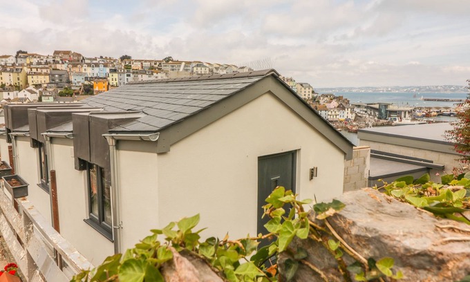 Brixham Cottage | HARBOUR VIEW RETREAT, pet friendly, with a garden in Brixham