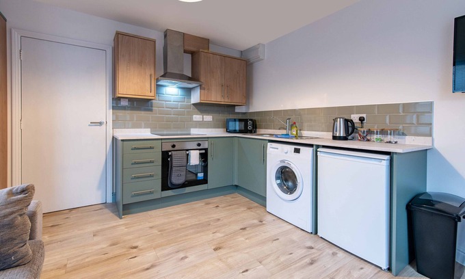 Newark Apartment | Harcourt 1C: 1BR Flat with Parking in Newark