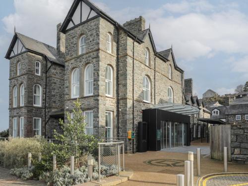 Harlech House | Harlech Apartments - Matholwch