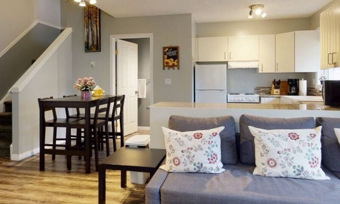 Harvie Heights House | HARMONY HEIGHTS - TWO LEVEL TOWNHOUSE - HOT TUB & FIRE PIT