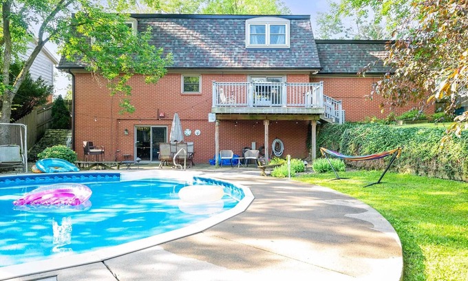 Muncie House | Harmony Hideaway Over 4000 sqft, 5 mins to BSU & IU, Games Rooms and Summer Pool