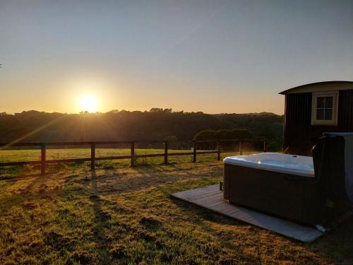 Bude Apartment | Harmony Hut Hot Tub 2 miles from beach,in rural setting Bude Cornwall