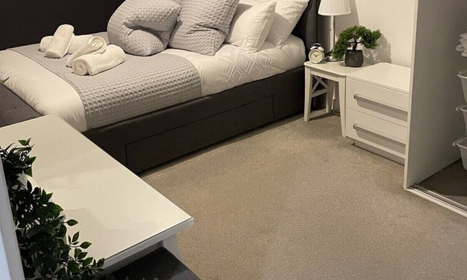 Harold Wood Apartment | Harold Wood Haven Next to Station Small Dogs OK