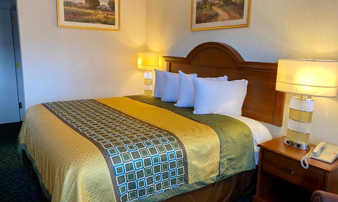 Harrisonville Hotel | Harrisonville Inn & Suites