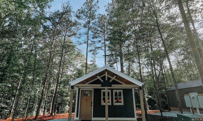 Hartwell RV Rental | Hartwell Cabins and RVs is located in the serenity of the woodlands! This newly built 450 sq
