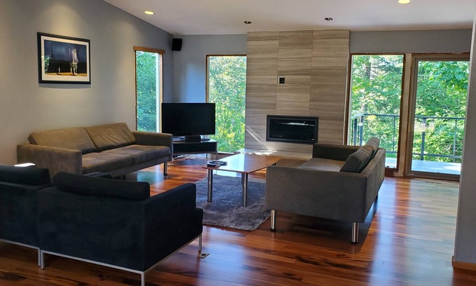Bonny Slope House | Haskell Treehouse is family-friendly in a quiet area close to downtown Portland.