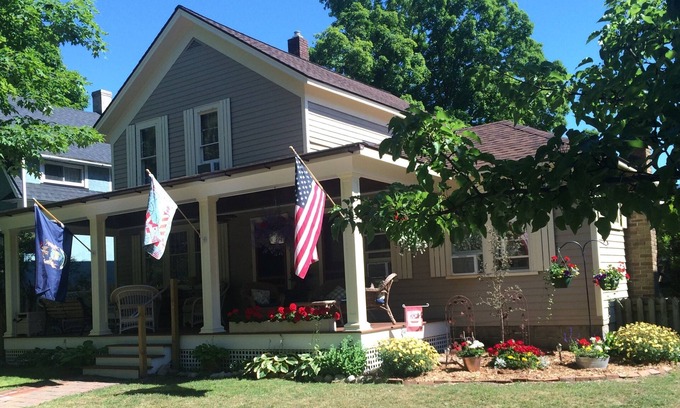 Frankfort House | Haugen's Haven - Fabulous Family Home - 3 Blocks to Lake, Steps to Downtown