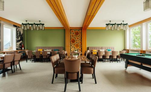 Braunlage House | Haus Sonnblick - Gruppenhaus - bis zu 42 Personen - großer Gemeinschaftsbereich - Billiard - Soccer - Dart - Garten