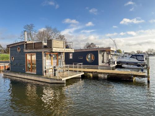 Moorfleet Boat Rental | Hausboot IRENE mit Kamin - Winter an der Dove Elbe