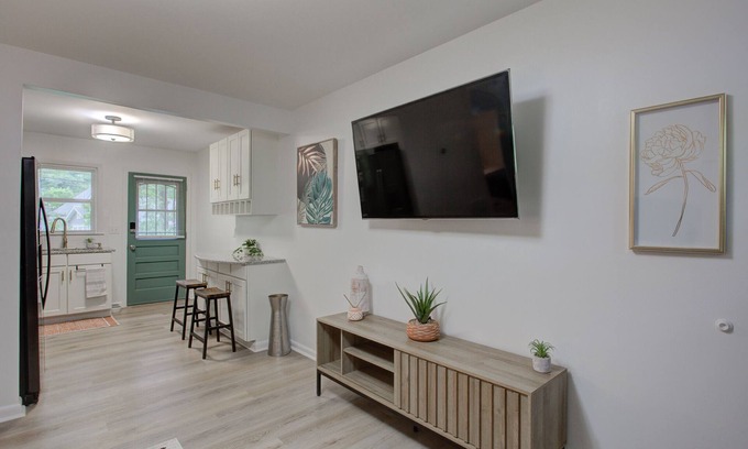 Hapeville Apartment | Haven in Hapeville near cutest Downtown area + Porsche Downtown ATL & Airport