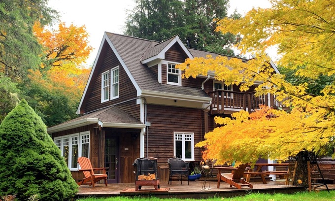 Shelton House | Haven near the water with kayaks, firepit, decks, amazing views - dog-friendly