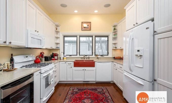 Grand Haven House | Haven on Howard - Monthly Booking Great Location