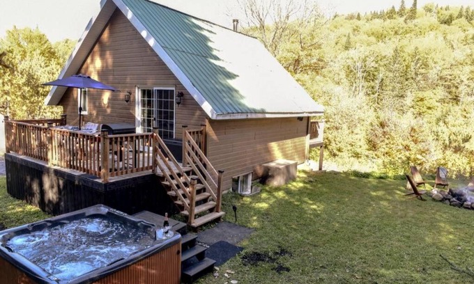 Saint-Brigitte-de-Laval Ski Chalet | Havre de Xavier - chalet à louer + SPA