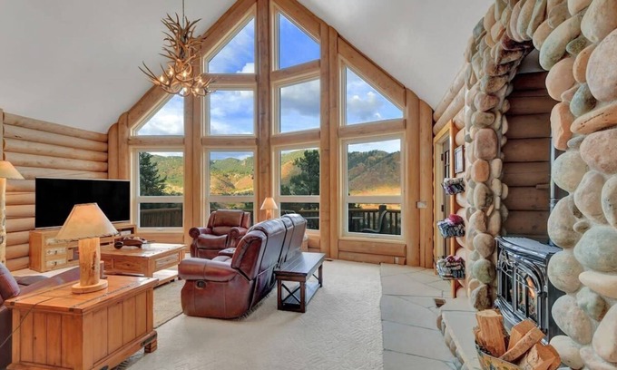 Cascade-Chipita Park Cabin | Hawk's Landing - pet friendly, hot tub, luxurious