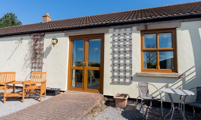Richmond Cottage | HAWTHORN COTTAGE, pet friendly, with a garden in Caldwell