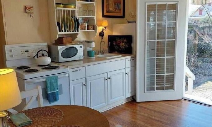 East of Broadway Cottage | Hayward Garden Cottage