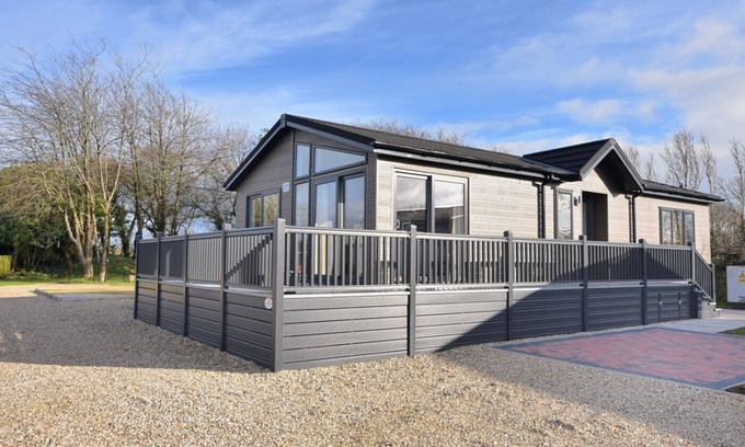 Combpyne Cottage | HAZELWOOD 4 @ PINEWOOD RETREAT, family friendly in Lyme Regis