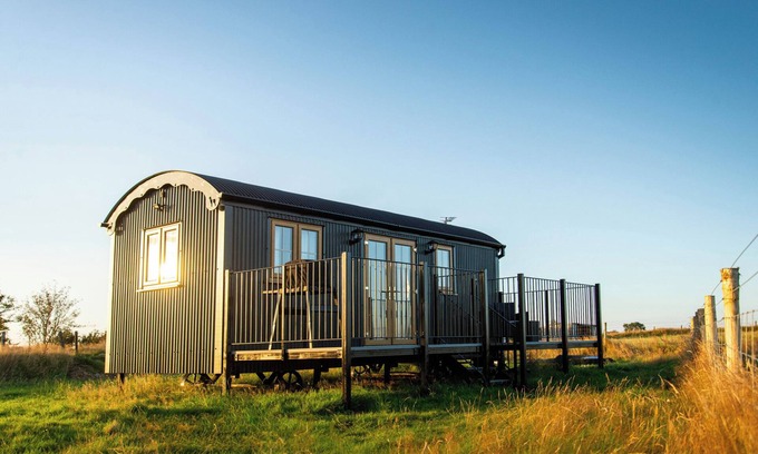 Pentrefelin Cottage | HEAD FOR THE HILLS GLAMPING - SKYLARK SHEPHERD'S HUT in Llandeilo