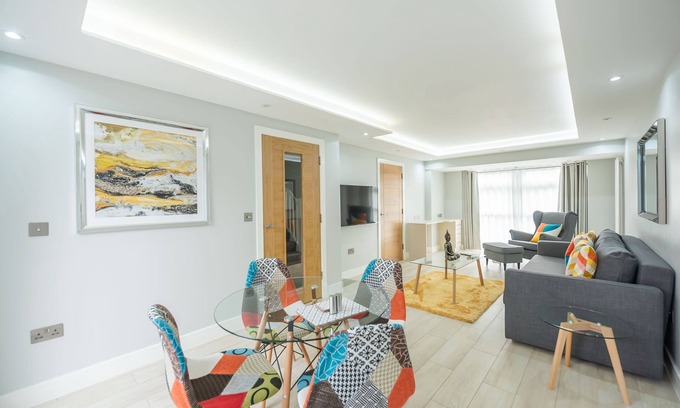 Reading House | Headley House - Holiday Home with Garden & Parking