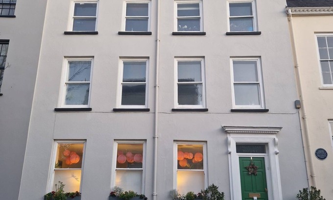 Carmarthen Bed & Breakfast | Heart of Carmarthen, town centre historic Georgian town house, with free parking