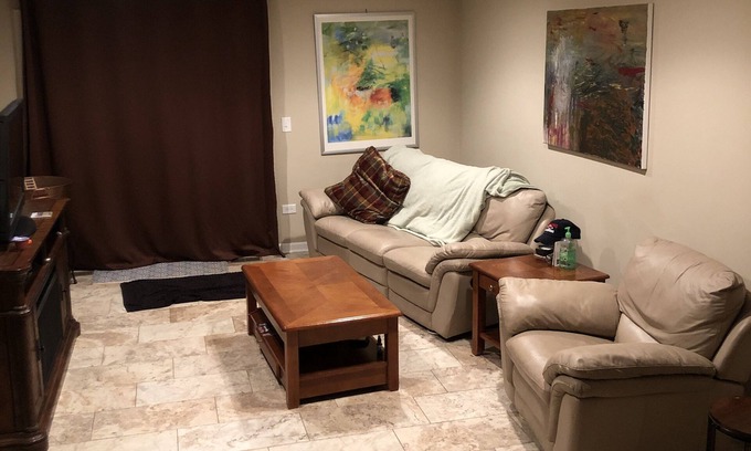 Forestview Condo | Heart of Chicago burbs 20 mins to airport 35 mins to the city. Business&pleasure