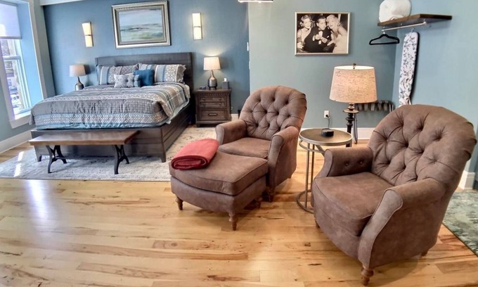 Eureka Springs Historic District Apartment | Heart of downtn, VIP Parking, live music in park!