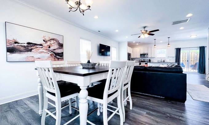 Wilmington House | Heart of Downtown- pet-friendly ILM retreat!