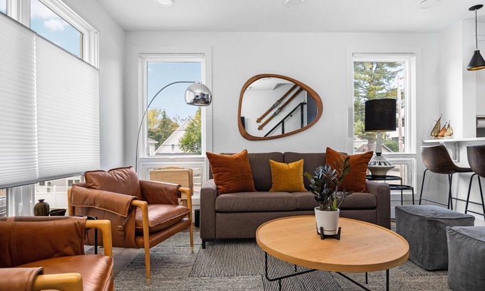 Traverse City House | Heart of Downtown ⭐️ Walk to Beach ⭐️ Private Rooftop ⭐️ Corner Unit ⭐️ Views