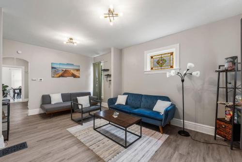 Niagara Falls House | Heart Of Niagara Falls Stylish