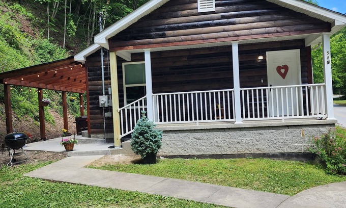 Stanton House | Heart of RRG- New Modern Roadside Cabin-Wifi