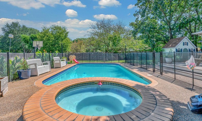 Hewitt House | Heart of Texas Hangout/Pool/Game Room/Sport Court