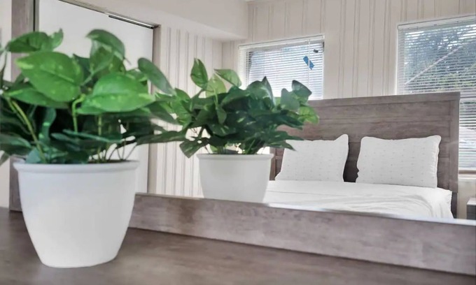 Lakeshore South House | Heart of the City Townhouse, 3 Queens, Laundry