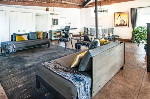 Santa Fe House | Heart of Vibrant Railyard-Downtown Loft with Radiant Heat and Deep Luxurious Soaking Tub