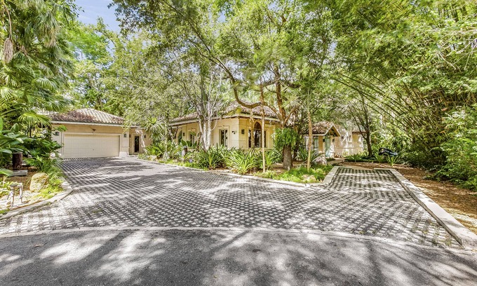 Coconut Grove House | Heart ofCoconut Grove across from Green streetsRestaurant inCamp Biscayne